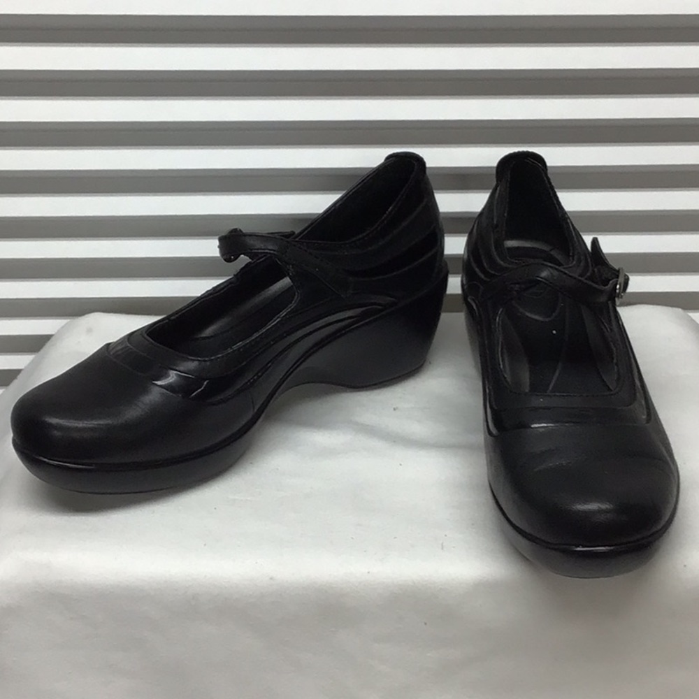 Ariat black leather Mary Jane wedge shoes Like-new Size 7.5B